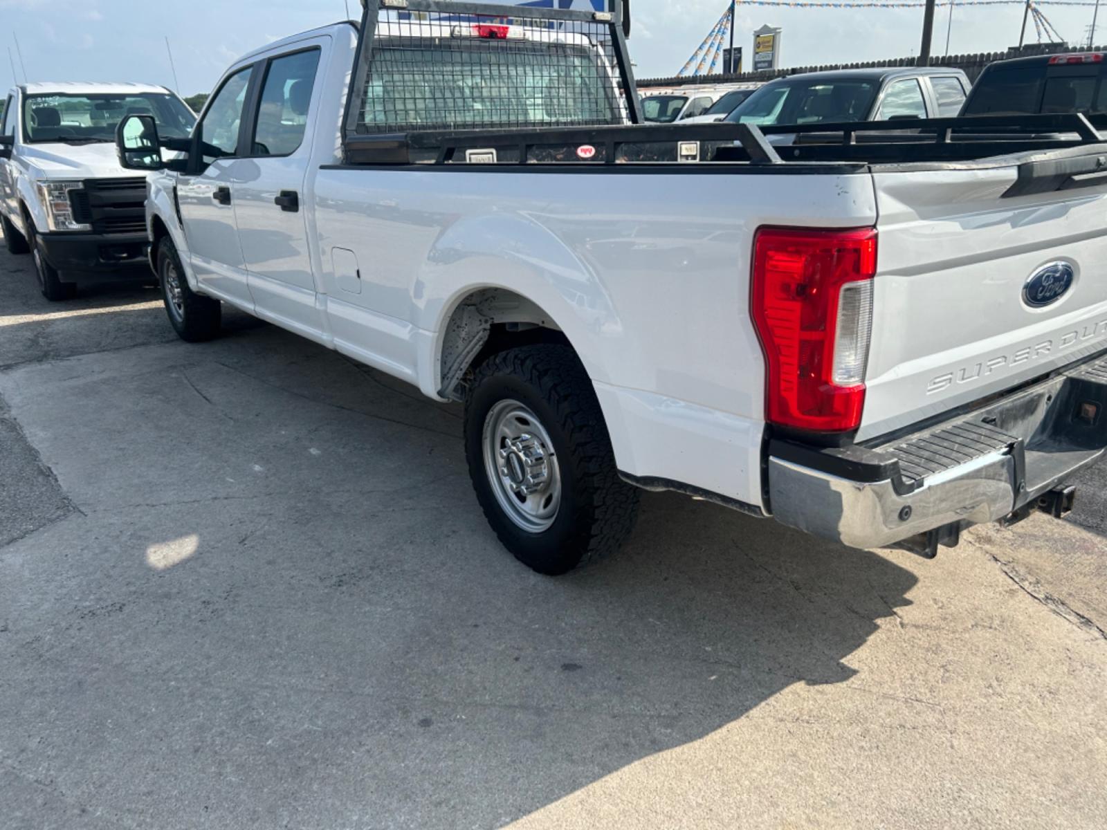 2019 White Ford F-250 SD Lariat Crew Cab Long Bed 2WD (1FT7W2A60KE) with an 6.2L V8 OHV 16V engine, 6A transmission, located at 1687 Business 35 S, New Braunfels, TX, 78130, (830) 625-7159, 29.655487, -98.051491 - Photo #1